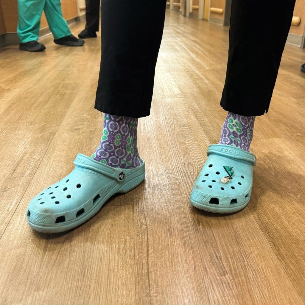 Comparison of best nursing shoes for 12-hour shifts including slip-resistant options