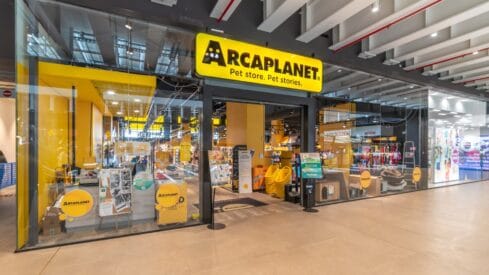 Arcaplanet Italy physical pet store location showing omnichannel retail expansion