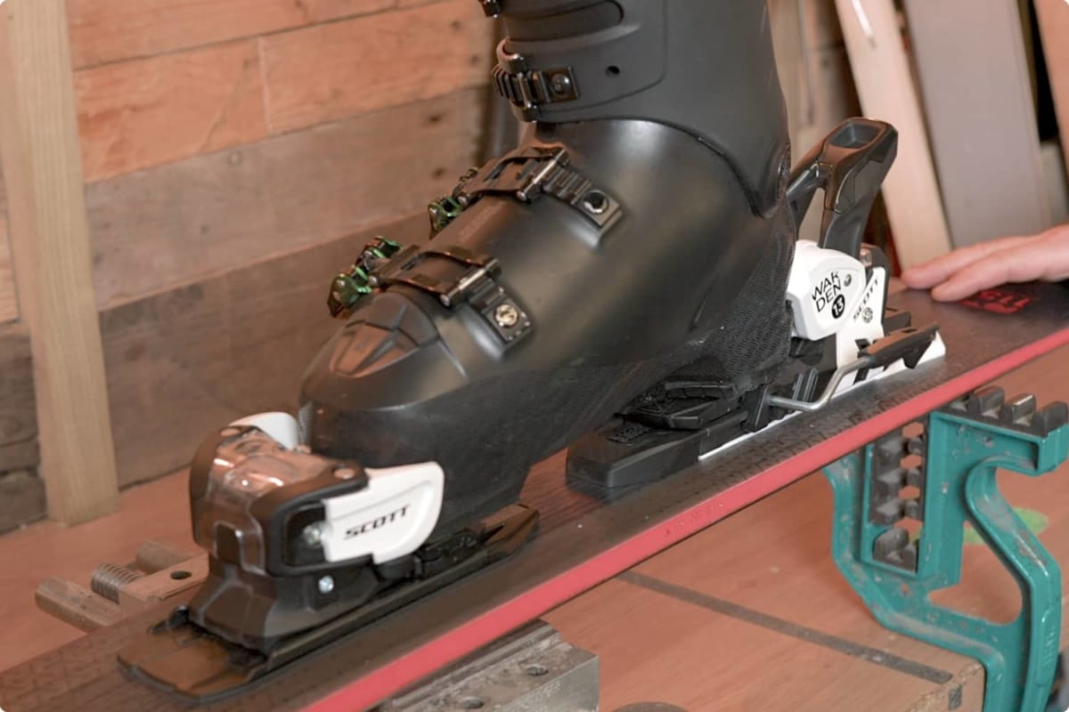 Ski binding adjustment guide illustration showing DIN release setting on alpine ski binding