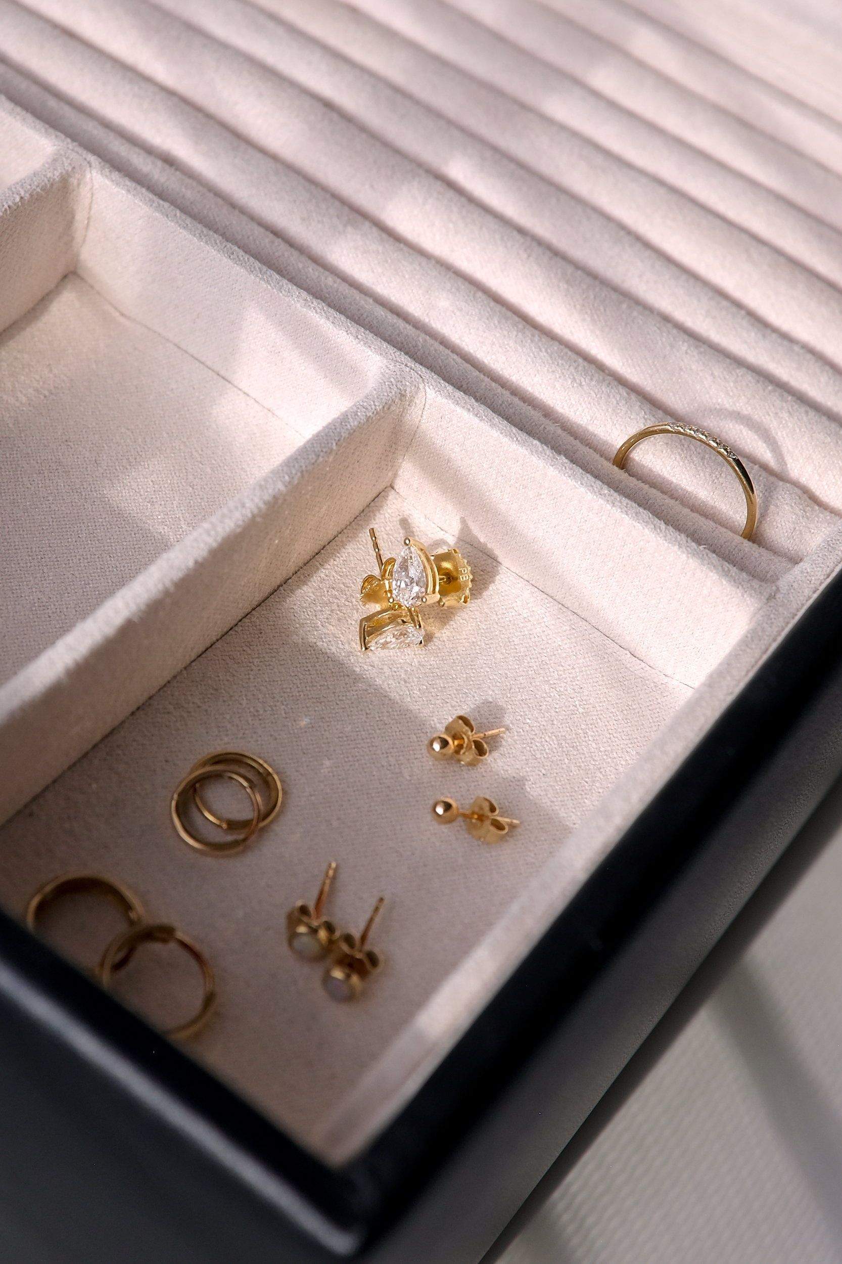 Quince solid 14k gold fine jewelry pieces showing minimalist affordable luxury design range